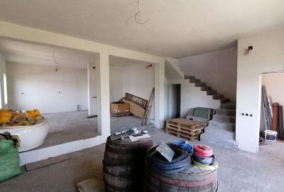 Casă cu 4 camere cu Teren 354.6 Mp în 1 Decembrie - 2