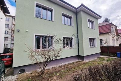 Apartament cu 4 camere semidecomandat în Central