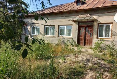 Casă cu 2 camere cu Teren 1600 Mp în Central - 4