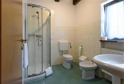 Pensiune:3 km de Castelul Bran,2.900mp teren,piscina,ciubar,teren sport,aviz ISU - 38