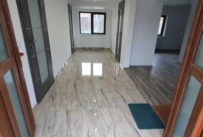 Casă cu 6 camere cu Canalizare în Central - 2