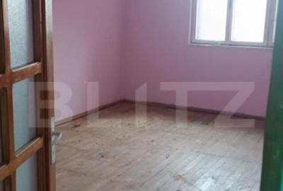 Casa cu 3 camere, bucatarie si baie, 105 mp ?i un teren de - 5