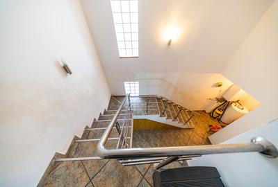 Casă cu 5 camere cu Teren 1650 Mp în Măgurele - 3