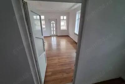 A 39 Proprietarul vinde in Buhu?i ,casa 3 camere la strada , - 1