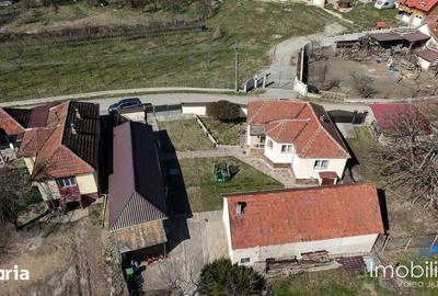 Casă cu 4 camere cu Teren 2700 Mp în Central - 1
