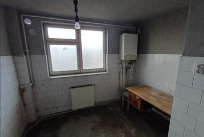Apartament cu 3 camere semidecomandat în 1 Mai - 2