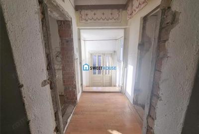 Casa de vanzare cu 4 camere si anexe in Fagaras. - 3