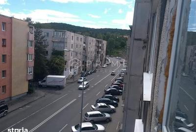 Apartament cu 2 camere decomandat în 22 Decembrie 1989