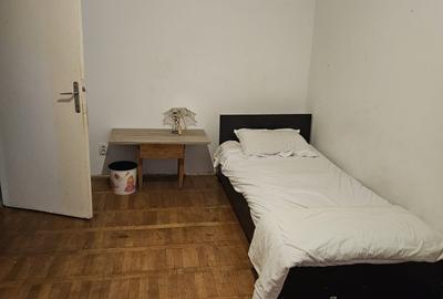 Apartament cu 3 camere semidecomandat, mobilat în Spitalul Județean