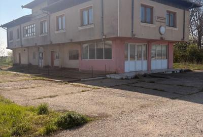 Spațiu comercial, de 1,800 mp, în Central - 1