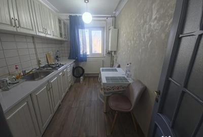 Apartament cu 2 camere decomandat în CET - 8