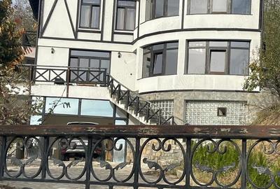 Casă cu Teren 2000 Mp în Central - 1