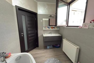 Apartament cu 3 camere semidecomandat în 9 Mai - 14