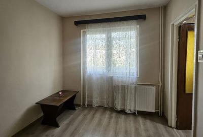 Apartament cu 3 camere semidecomandat în Nufărul - 2