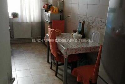 Apartament cu 3 camere decomandat în Far