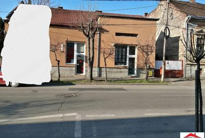 Casa cu spatii comerciale si locuinta zona centrala - 1