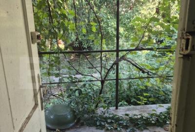 Casa, zona centrala, curte comuna - 1