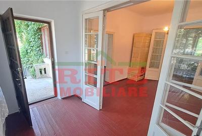 Casa/Vila garaj S= 185 mp, teren 416 mp, pretabila clini - 9