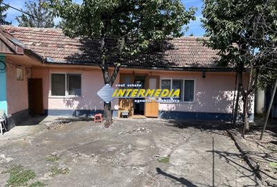 Casă individuală cu 3 camere cu Canalizare în Central - 1