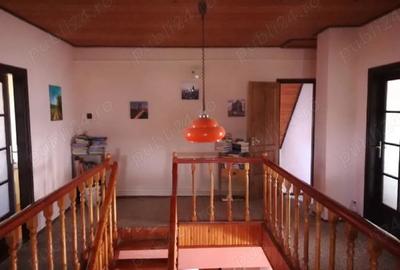 Casă cu 4 camere în Central - 1