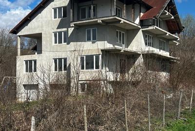 Casă cu 16 camere în Pucioasa