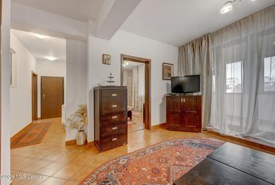 Apartament cu 3 camere semidecomandat în Dorobanți