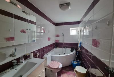 Casă cu 5 camere cu Teren 250 Mp în Sisești - 1