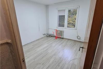 Apartament cu 3 camere decomandat în Titan