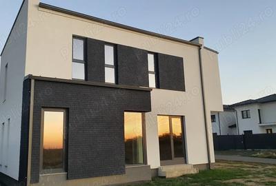 Casă cu 5 camere cu Teren 350 Mp în Dumbrăvița - 1