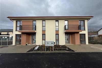 Duplex cu 5 camere cu Canalizare în Chinteni - 1