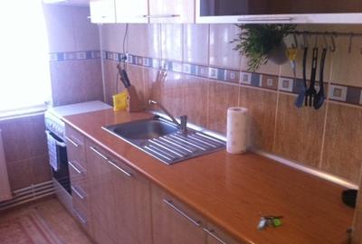 Apartament cu 2 camere semidecomandat, mobilat în Independenței