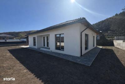 Casă cu 4 camere în Rădaia