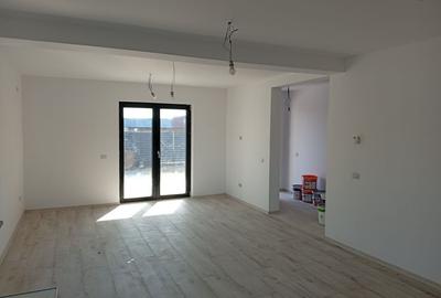 Casă cu 4 camere cu Teren 400 Mp în Bradu - 1