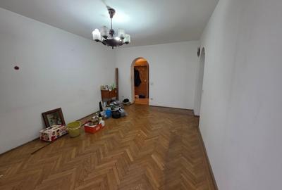 Titan, 10 minute metrou Costin Georgian, la piata Minis,  2 grupuri sanitare - 10