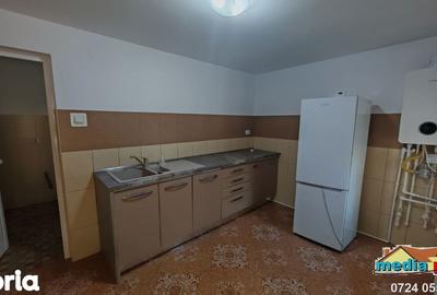 Casă cu 5 camere cu Teren 700 Mp în Piața Centrală - 2