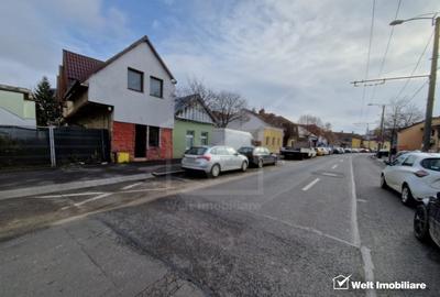 Casă cu 6 camere cu Canalizare în Central