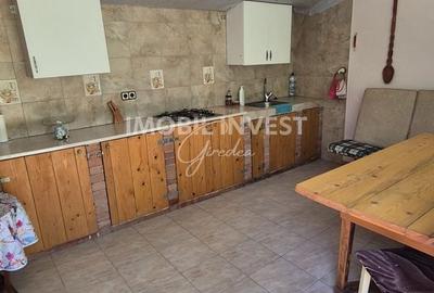 Casă cu 4 camere cu Teren 3350 Mp în Central - 2
