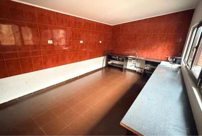 Spațiu comercial, de 150 mp, în Central - 4