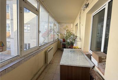 Apartament cu 3 camere decomandat în Nicolina - 1