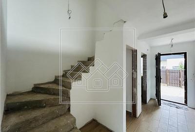 Duplex cu 4 camere cu Canalizare în Central - 11