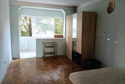 Apartament cu 3 camere semidecomandat în Olimpia-Stadion