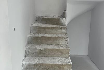 Casă cu 4 camere în Șura Mică