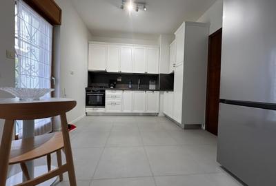 Apartament cu 3 camere, mobilat în Primăverii