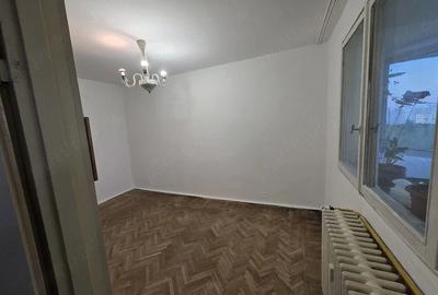 Apartament cu 3 camere decomandat în Titan