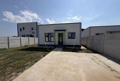 Casă individuală cu 4 camere cu Canalizare în Cârcea