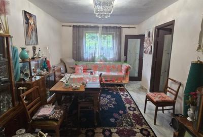 Casă cu 4 camere cu Teren 2300 Mp în Central