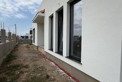 Casă individuală cu 4 camere cu Canalizare în Exterior Est