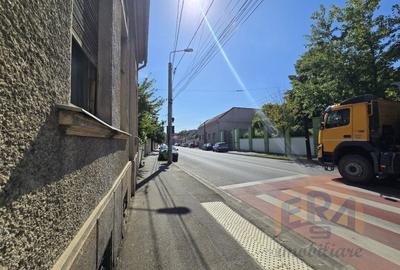 Casă cu 5 camere cu Canalizare în Central - 3