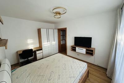 Apartament cu 3 camere semidecomandat în Mioriței