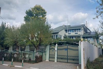 Casă cu 10 camere cu Garaj în Est - 1
